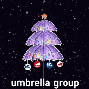 Mit Wasserfarben gemalter Weihnachtsbaum aus Regenschirmen. Er trägt als Weihnachtsschmuck Christbaumkugeln mit den Logos der Tochtergesellschaften, Exa Light & Sound und Redhills.